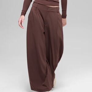 NWT ALO YOGA Dreamscape trouser short Brownstone